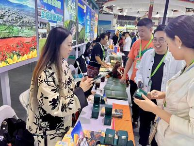 玉溪旅居康养亮相2025海口国际旅交会  英文推介链接全球客源​