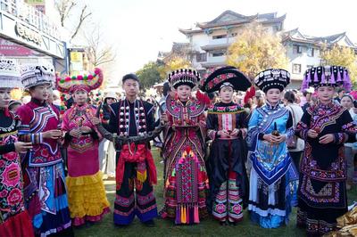 楚雄州2025彝族年系列活动启幕 彝人古镇欢歌宴客庆佳节