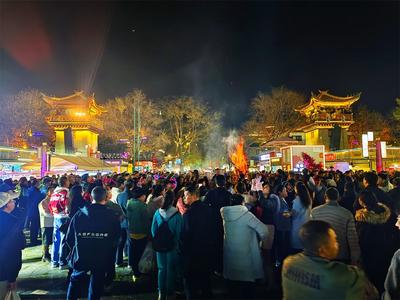 楚雄州2025彝族年系列活动启幕 彝人古镇欢歌宴客庆佳节