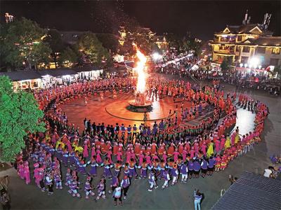 楚雄彝族年明日開(kāi)嗨！篝火、長(zhǎng)街宴、左腳舞已備好