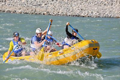 “世界级野水胜地”上演团队竞速  四人橡皮艇赛点燃峡谷激情