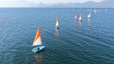 20℃暖冬抚仙湖百帆竞发！2025高原帆船赛暨青少年帆船嘉年华圆满闭幕