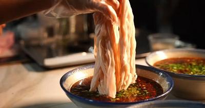 打卡玉溪100家小店丨元江20年宝藏小店可可屋，越南梁姐的榨油米线和小卷粉