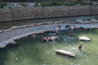 泡野泉赏木棉 春节到禄劝三江口野温泉解锁休闲新玩法