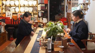 因茶结缘云南：坚守昆明小茶叶店 藏着胡师姐的十年情怀