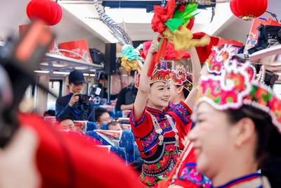 中老铁路上的“玉溪时刻”：非遗歌舞伴旅途，文旅融合启新篇