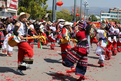 “骏马腾盛世·巡游贺新春” 华宁贺岁巡游燃动马年新春