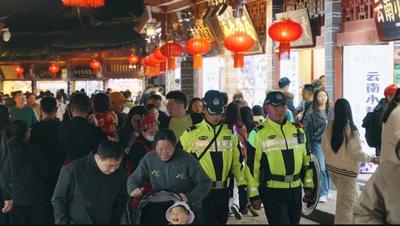 春节不打烊 丽江用“志愿红”坚守换来游客“新春暖”