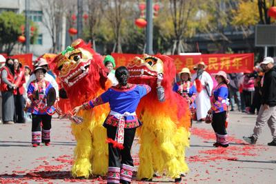 “骏马腾盛世·巡游贺新春” 华宁贺岁巡游燃动马年新春