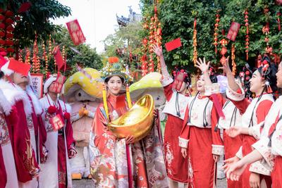 千灯点亮丽江夜，丽江千古情景区以非遗焕新中国年
