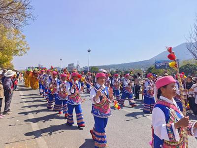 非遗贺新春·寻味中国年丨大年初一，新平县非遗巡街展演热闹启幕