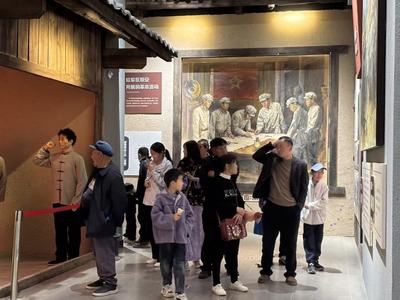 楚雄姚安：红韵润古镇 初心映新春