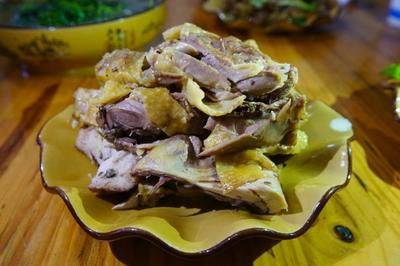 寻味云南 | 禄丰黑井盐焖鸡：千年盐都的时光印记