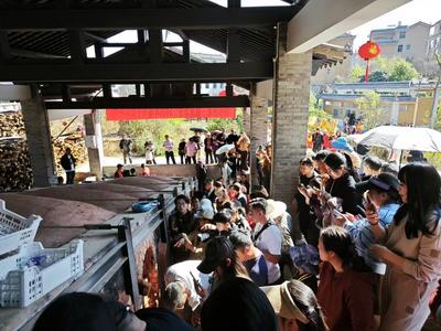 新春“趣”游玉溪丨青烟袅袅起龙窑，马韵陶香醉春朝—— 华宁春节“赶窑街”活动圆满落幕