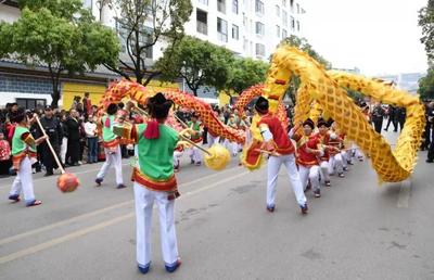 新春“趣”游玉溪丨大年初一，通海春节地会巡游展演热闹启幕 