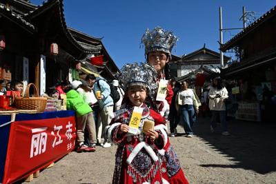 丽江非遗走进白沙古镇，东巴文春联成最暖“文化伴手礼”