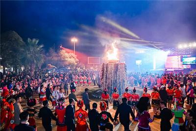 走，去楚雄“闹”元宵！赛装、跳笙、千人跌脚，太好玩了！