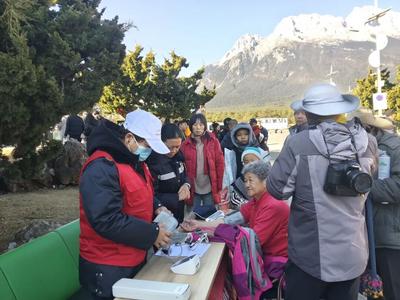 春节不打烊 丽江用“志愿红”坚守换来游客“新春暖”