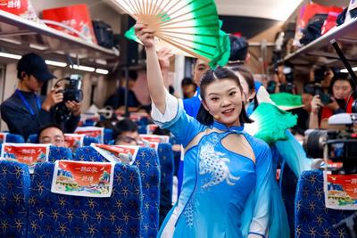 中老铁路上的“玉溪时刻”：非遗歌舞伴旅途，文旅融合启新篇