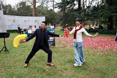 “春城飞花 乐韵传情 ”  昆明植物园公益音乐快闪献礼“三八”国际妇女节