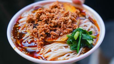 周末到玉溪看比赛丨一周双赛，到红塔区以足球之名，赴一场春日的烟火之约！