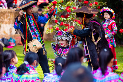 何须名苑看春风！大姚昙华这一路马缨花，才是最野的春色
