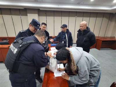 昆明市公安局治安管理支队与昆明市文化市场综合行政执法支队联手执法 成功查处使用伪造导游证违法行为