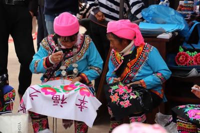 陀螺飞旋、汤锅滚烫、篝火狂欢……双柏县这场假期快乐，够燃！