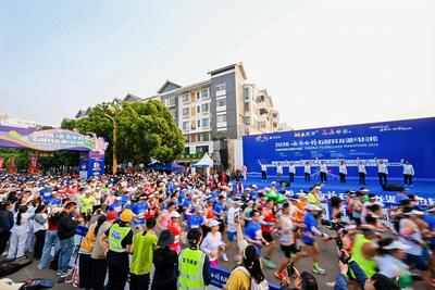 花香伴湖风，奔跑正当时！2026云南白药石屏异龙湖马拉松鸣枪开跑