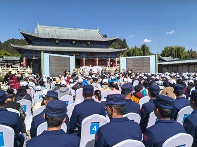 书写东巴文字、逛童趣书市：丽江“悦读月”系列活动引游客沉浸式打卡！ 