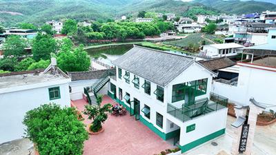 “五一”将至 楚雄永仁蓝花楹盛放 乡村民宿迎客来