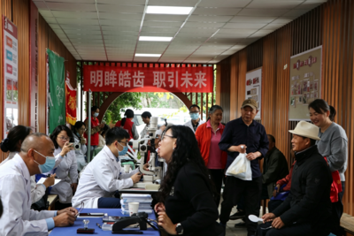 同心服务惠民生 团结花开映古镇 ——“明眸皓齿 职引未来”为民服务活动