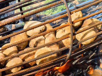 楚雄南华：山野炭烤洋芋，藏着五街最绵长的烟火味