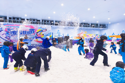 昆明热雪奇迹“五一”推新：雪场邂逅蓝花楹，“泼雪狂欢”点亮初夏冰雪游