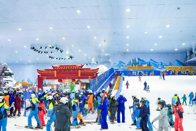 昆明热雪奇迹“五一”推新：雪场邂逅蓝花楹，“泼雪狂欢”点亮初夏冰雪游