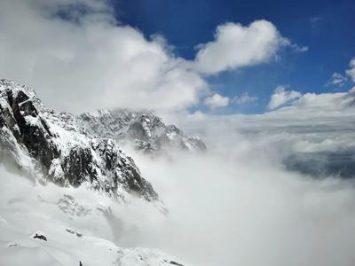 晴雪落满玉龙群山，“五一”揽景游客乐享风光！