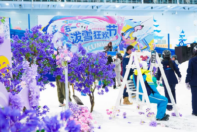 昆明热雪奇迹“五一”推新：雪场邂逅蓝花楹，“泼雪狂欢”点亮初夏冰雪游