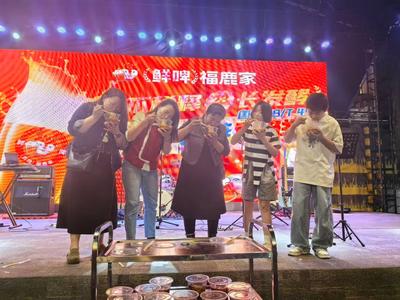 五一“嗨”游玉溪｜青花街“五一”活动持续升温 多元文化体验拉动假日消费