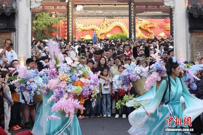 “五一”假期中国国内出游总花费超1800亿元