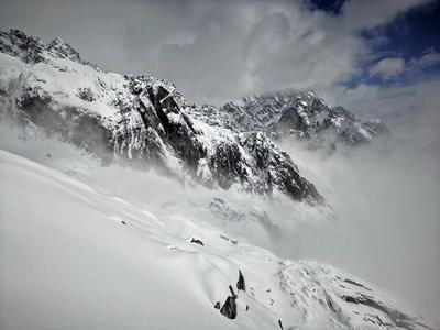 晴雪落满玉龙群山，“五一”揽景游客乐享风光！