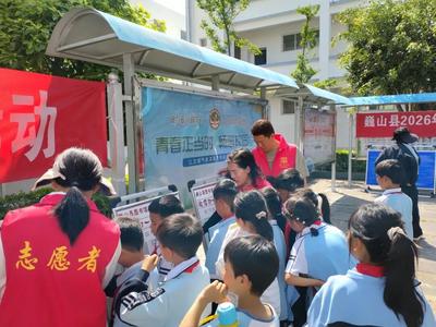 巍山县图书馆开展书香进校园活动