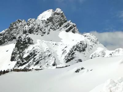 晴雪落满玉龙群山，“五一”揽景游客乐享风光！