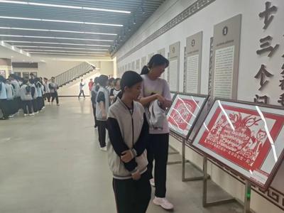 丽江市永胜县文化馆非遗剪纸艺术展走进县民族中学