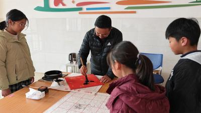铁掌守初心 笔墨润山乡——记扎根基层二十载的“铁掌书生”何家贵