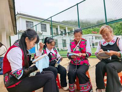 楚雄南华县五顶山乡：彩线引路绣出增收路 巧手翻飞激活“她经济”