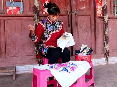 “她”从深山来 向着世界走——楚雄彝绣五年织就非遗“两创”新范式