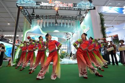 南博会启幕！红河携歌舞演出、非遗好物与“蝴蝶”现身昆明