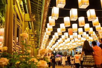 日落后再出发！彝人古镇的夏夜，狂欢不设限