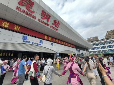 坐着火车游云南 弹着三弦去丘北