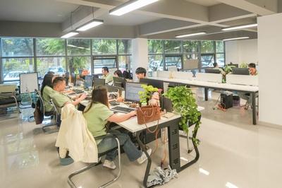 用鲜花接机的“云南小辉”：我想让游客看见真实的云南